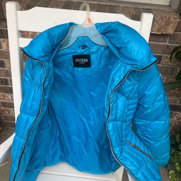 Guess bubble coat. It don’t have a hoodie attached. - Picture 5 of 5